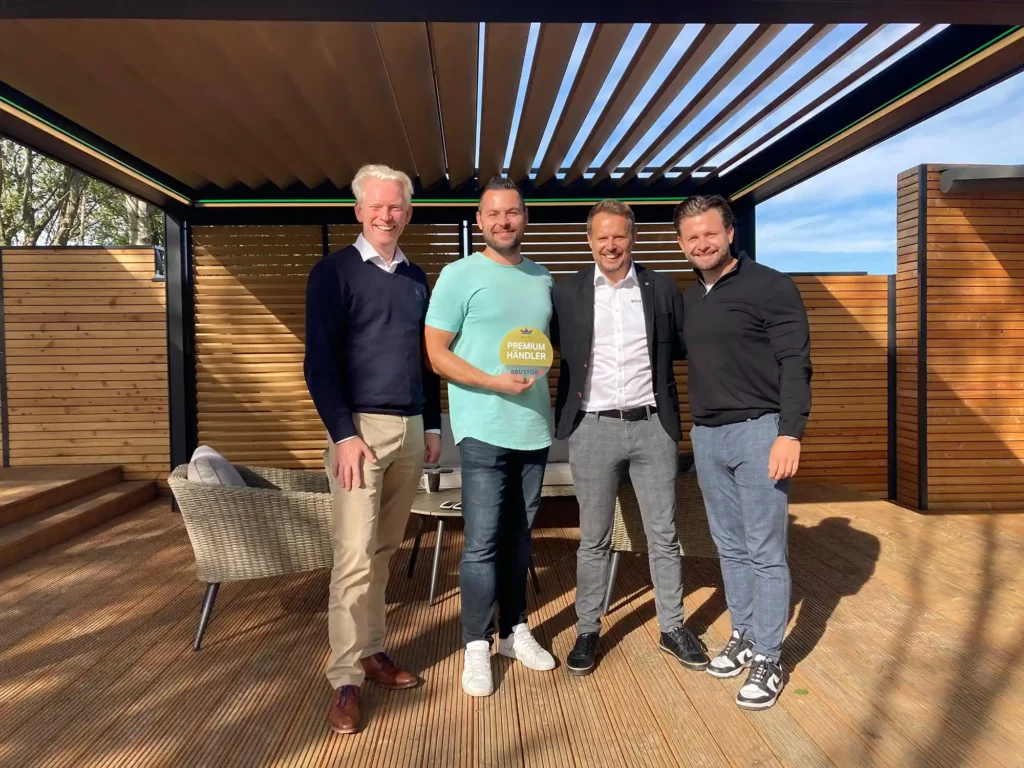 Teamfoto unter moderner Lamellenüberdachung, ausgezeichnet als Premium-Händler und Mitglied der Handwerkskammer Dresden.