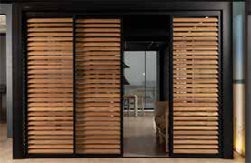 Moderne Schiebewand mit Holz-Aluminium-Lamellen für Terrasse und Wohnbereich