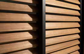 Moderne Lamellen-Schiebewand aus Aluminium mit Holzoptik an einer Terrasse