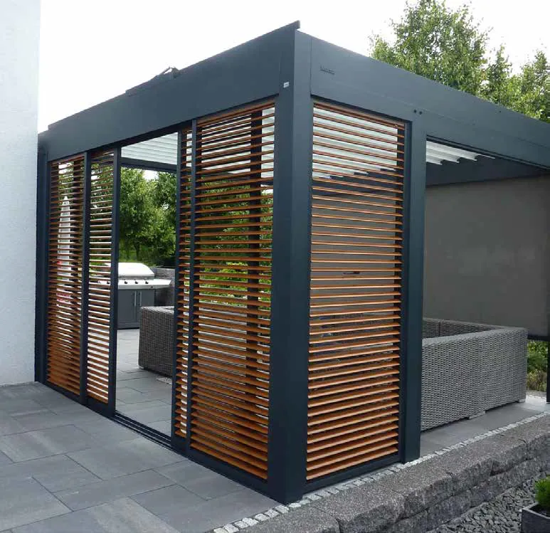 Moderne Lamellen-Schiebewand aus Aluminium mit Holzoptik an einer Terrasse