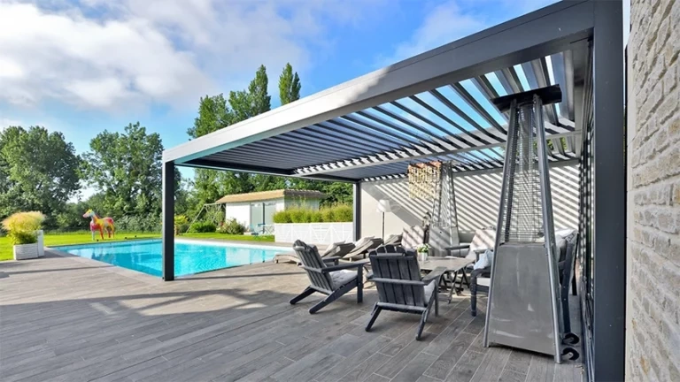 Lamellendach aus Aluminium mit regulierbaren Lamellen – moderne Terrassenüberdachung in Dresden