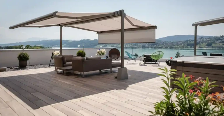 Große Terrassenmarkise mit seitlichem Sicht- und Sonnenschutz über moderner Dachterrasse mit Blick auf See und Berge.