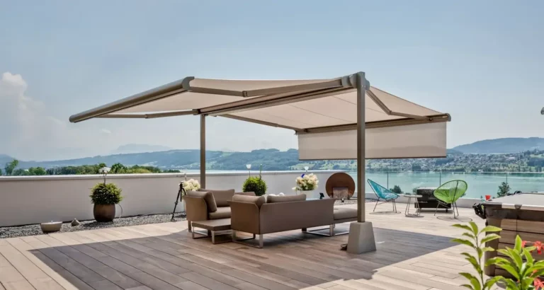 Freistehende Markisenanlage mit heller Bespannung auf Dachterrasse