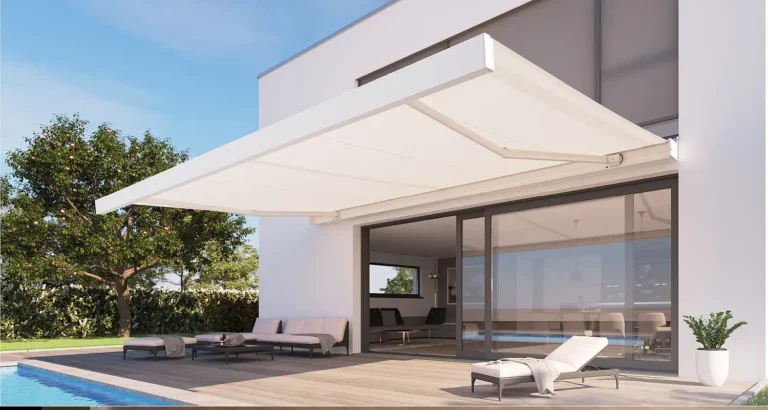 Weiße Kassettenmarkise an moderner Hausfassade über Terrasse und Pool