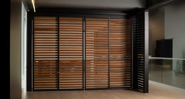 Seitliche Lamellenwand mit horizontalen Holzlamellen im Outdoor-Bereich