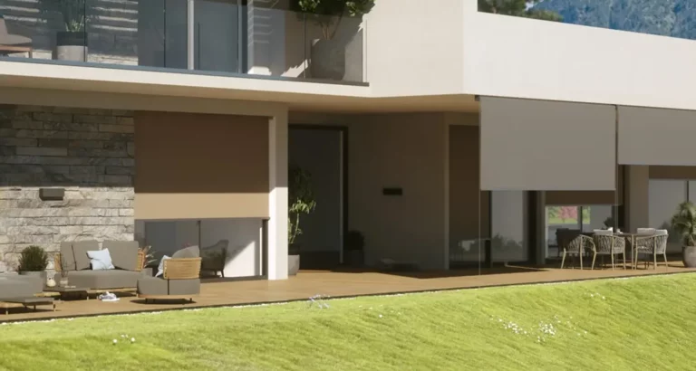 Senkrechtmarkisen an moderner Hausfassade mit großflächigen Fensterfronten