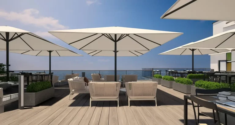 Sonnenschirme auf einer modernen Terrasse mit Sitzbereichen und Meerblick