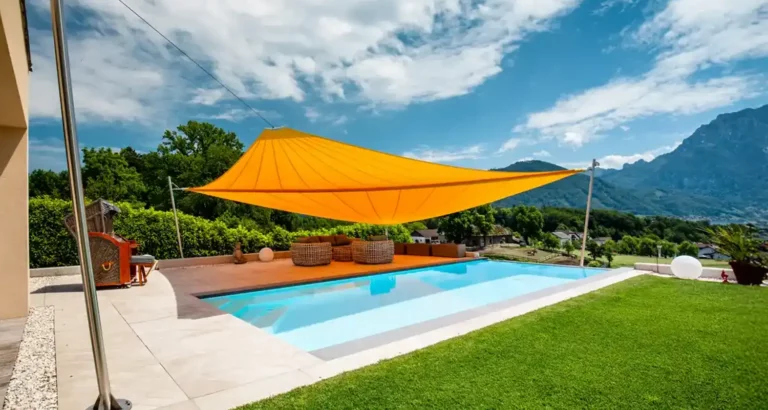 Sonnensegel über einem Poolbereich mit moderner Terrassengestaltung