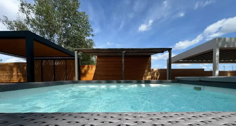 Moderner Outdoor-Showroom mit Pool, Lamellendächern und Holzlamellenwänden