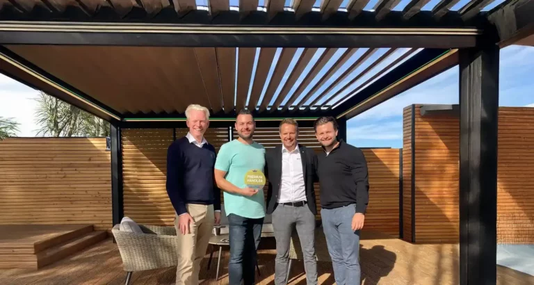 Team von Ombrage bei der Beratung unter einem Lamellendach im Außenbereich