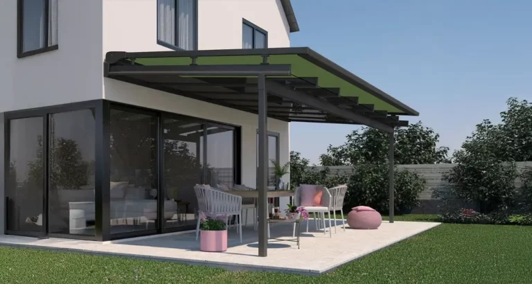 Wintergartenmarkise über Glasdach an moderner Hausfassade
