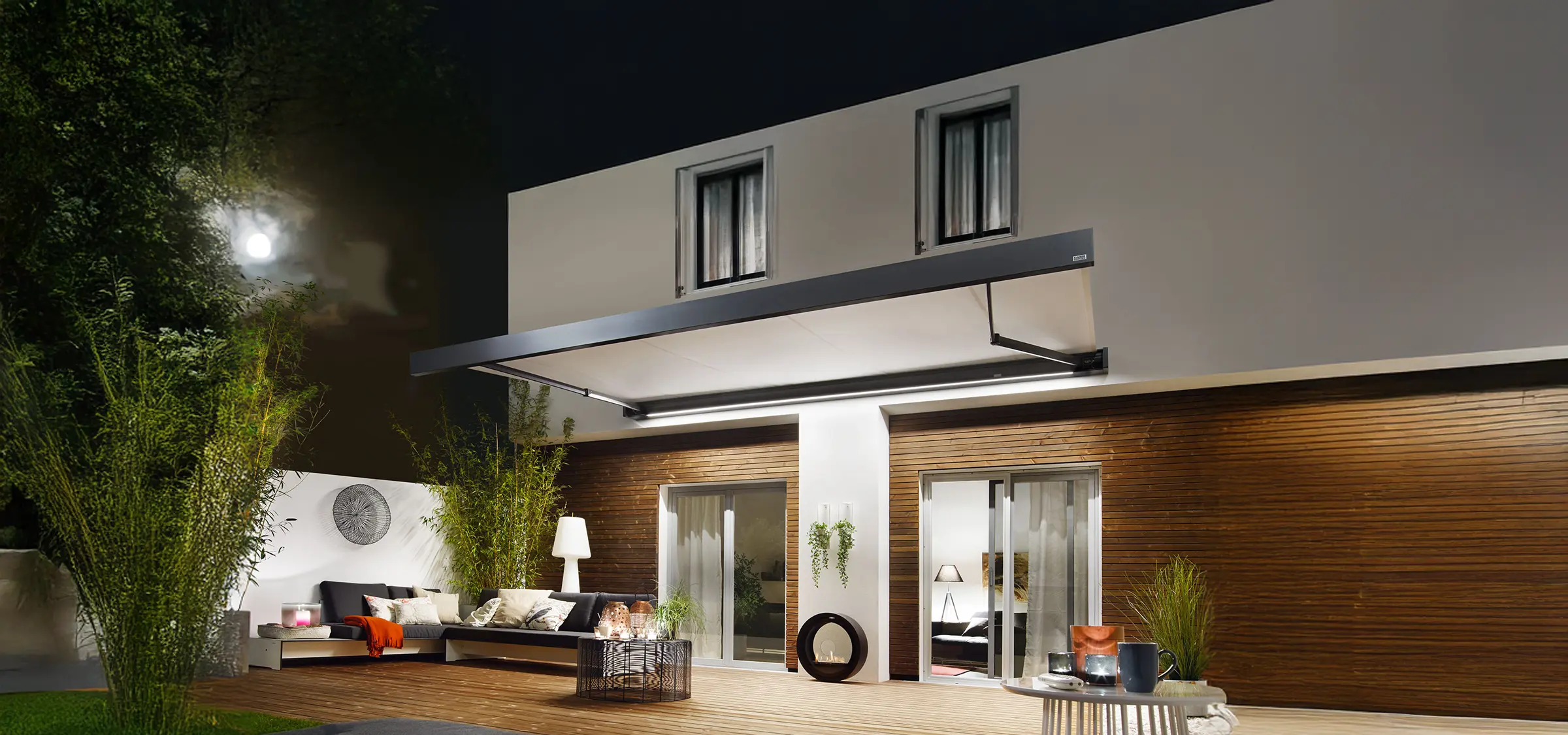 Kassettenmarkise CAMABOX BX4700 von Klaiber an moderner Terrasse mit LED-Beleuchtung